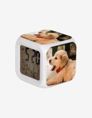Reloj digital tipo cubo con 3 caras metálicas
