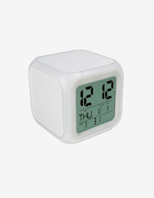Reloj digital tipo cubo con 3 caras metálicas